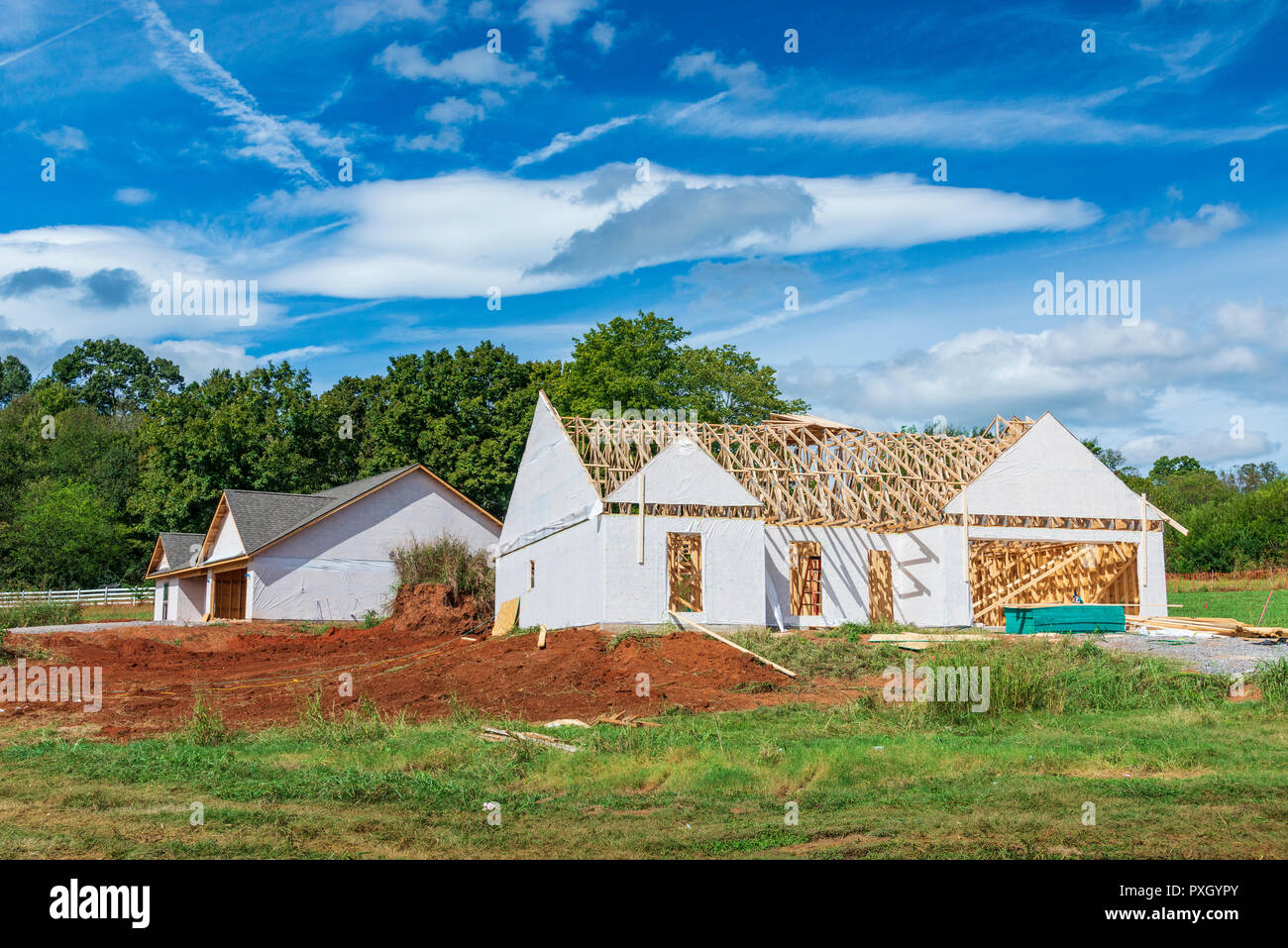 Inquadratura orizzontale di due singoli story nuovo home inizia in costruzione. Cielo nuvoloso. Foto Stock