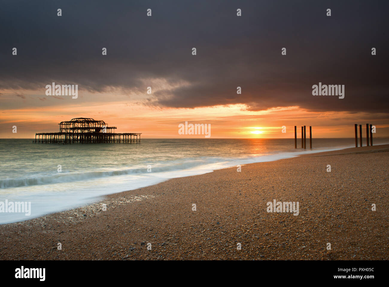 Molo Ovest al tramonto, Brighton e Hove, East Sussex, England, Regno Unito, GB Foto Stock