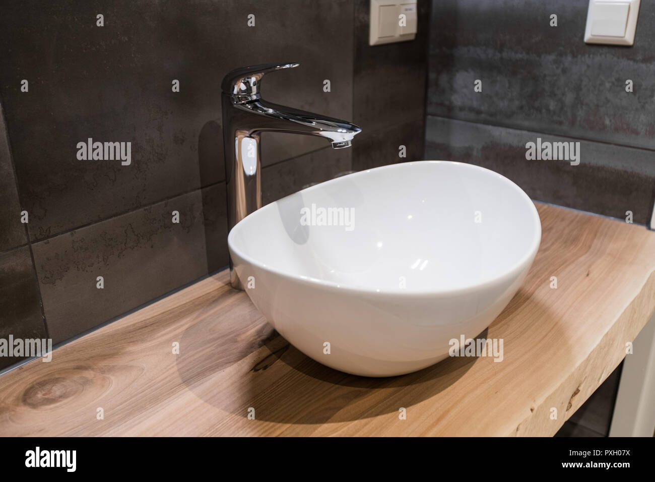 Top bianco lavabo in ceramica con metallo lucido miscelatore Foto Stock