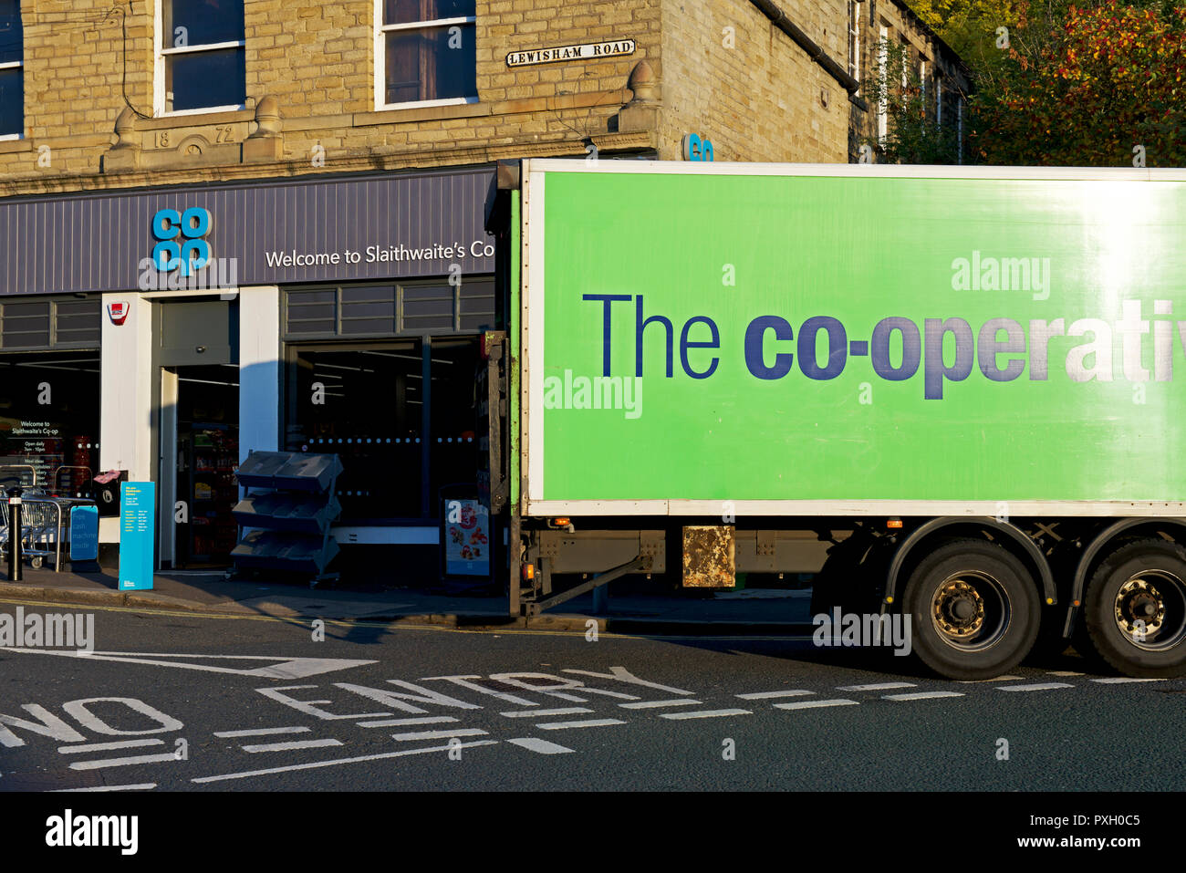 Co-op store e Consegna camion, Slaithwaite,West Yorkshire, Inghilterra, Regno Unito Foto Stock