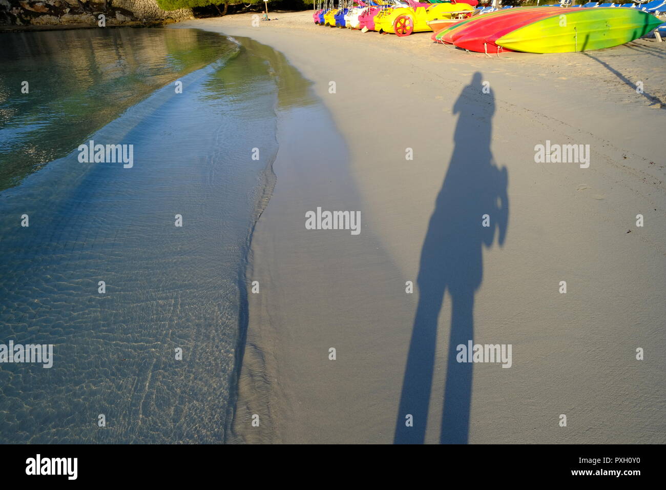 Pedalò Sulla Spiaggia Rosa Bianco E Giallo Cala Galdana