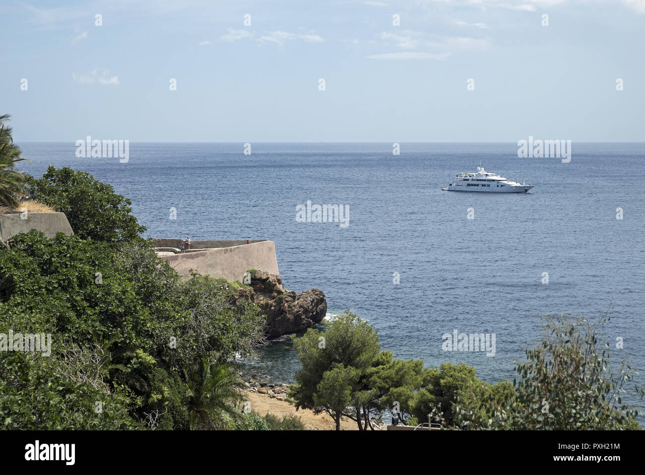 Yacht sul mare che scorre non lontano dalla riva vicino a Bastia. Yacht auf dem Meer fließt nicht weit vom Ufer in der Nähe von Bastia. Jacht na morzu. Foto Stock