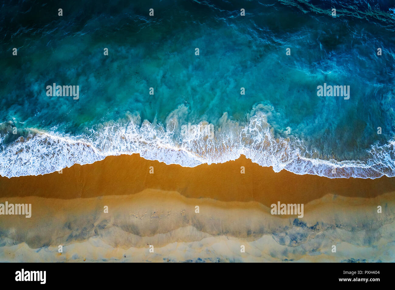 Il mare, la sabbia e il surf, un drone vista di una spiaggia nel Nord dello Sri Lanka Foto Stock