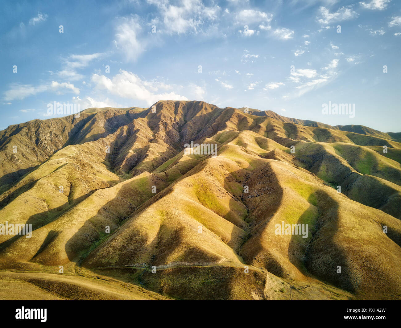 Montagne lungo il serbatoio di Toktogul, Kirghizistan, adottata nel mese di agosto 2018 Foto Stock