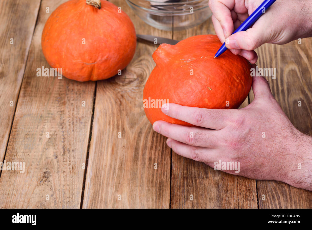 Facce di disegno. La realizzazione di una zucca lanterna per Halloween. Close up Foto Stock