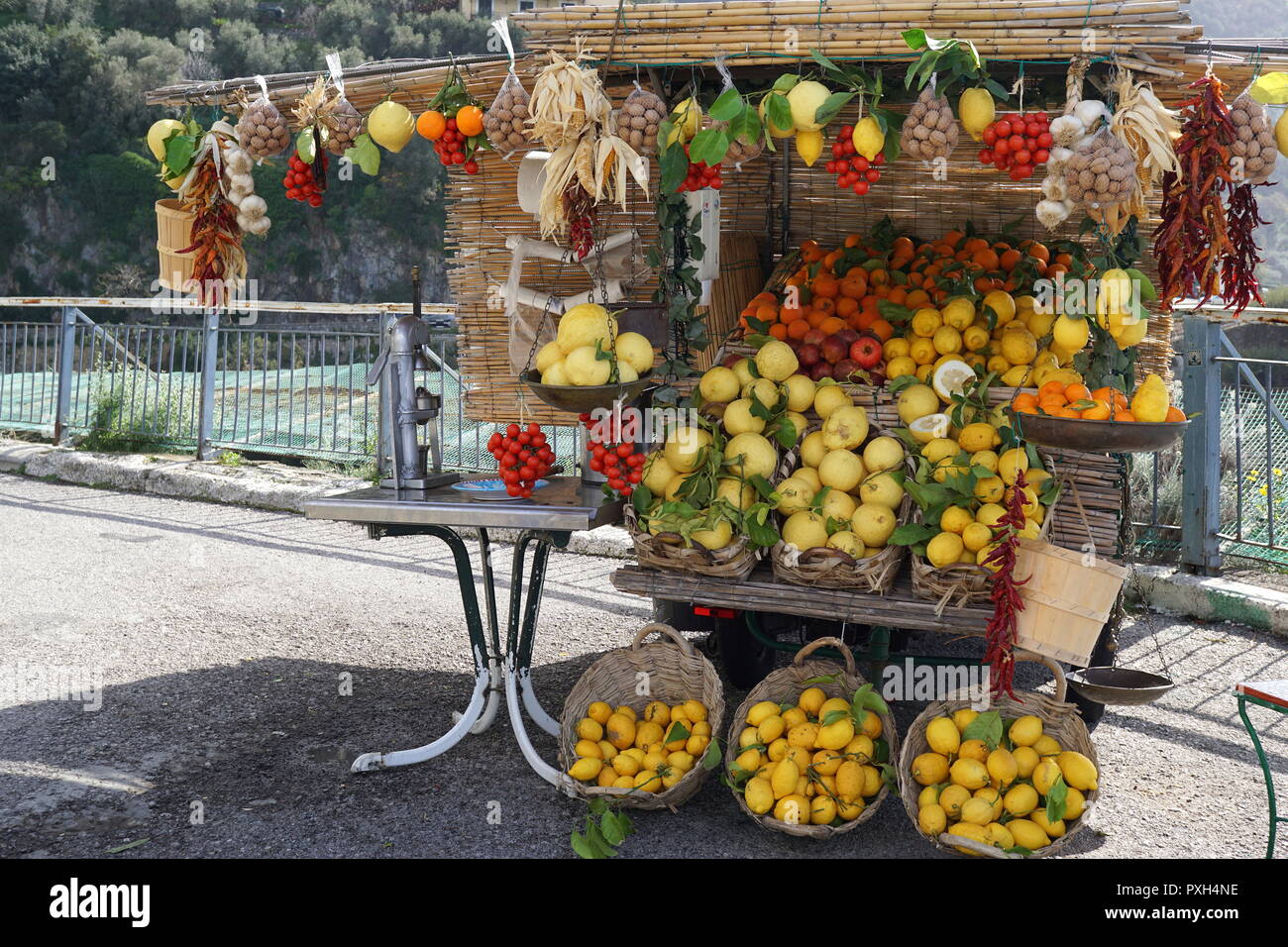 Strada del fornitore di frutta a Positano, cliffside villaggio sull'Italia meridionale della Costiera Amalfitana Foto Stock