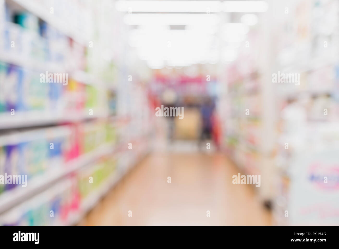 Blur sullo sfondo del cliente shopping con carrello al supermercato store prodotto mensola con luce bokeh di fondo Foto Stock