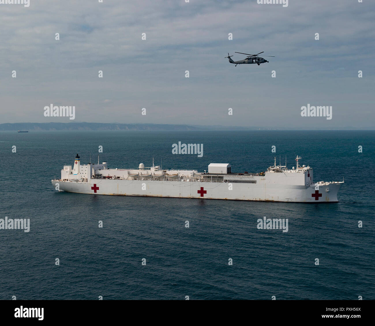 181020-N-LL146-1784 ESMERALDAS Ecuador (ott. 20, 2018) - La nave ospedale USNS Comfort (T-AH 20) staziona al largo della costa di Ecuador come parte di un 11-settimana supporto medico in missione in America Centrale e America del Sud come parte degli Stati Uniti Comando Sud il durevole promessa iniziativa. Il lavoro con la salute e i collaboratori del governo in Ecuador, Perù e Colombia e Honduras, imbarcato il team medico sarà in grado di fornire cure a bordo e a terra a base di siti medici, contribuendo ad alleviare la pressione sul National Medical Systems ha causato in parte da un aumento di cross-border migranti. La distribuzione si riflette negli Stati Uniti " Foto Stock