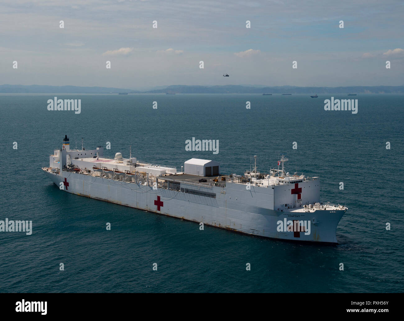 181020-N-LL146-1876 ESMERALDAS Ecuador (ott. 20, 2018) - La nave ospedale USNS Comfort (T-AH 20) staziona al largo della costa di Ecuador come parte di un 11-settimana supporto medico in missione in America Centrale e America del Sud come parte degli Stati Uniti Comando Sud il durevole promessa iniziativa. Il lavoro con la salute e i collaboratori del governo in Ecuador, Perù e Colombia e Honduras, imbarcato il team medico sarà in grado di fornire cure a bordo e a terra a base di siti medici, contribuendo ad alleviare la pressione sul National Medical Systems ha causato in parte da un aumento di cross-border migranti. La distribuzione si riflette negli Stati Uniti " Foto Stock
