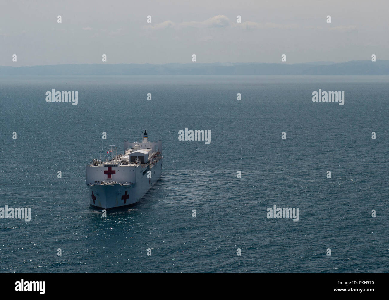 181020-N-LL146-1889 ESMERALDAS Ecuador (ott. 20, 2018) - La nave ospedale USNS Comfort (T-AH 20) staziona al largo della costa di Ecuador come parte di un 11-settimana supporto medico in missione in America Centrale e America del Sud come parte degli Stati Uniti Comando Sud il durevole promessa iniziativa. Il lavoro con la salute e i collaboratori del governo in Ecuador, Perù e Colombia e Honduras, imbarcato il team medico sarà in grado di fornire cure a bordo e a terra a base di siti medici, contribuendo ad alleviare la pressione sul National Medical Systems ha causato in parte da un aumento di cross-border migranti. La distribuzione si riflette negli Stati Uniti " Foto Stock
