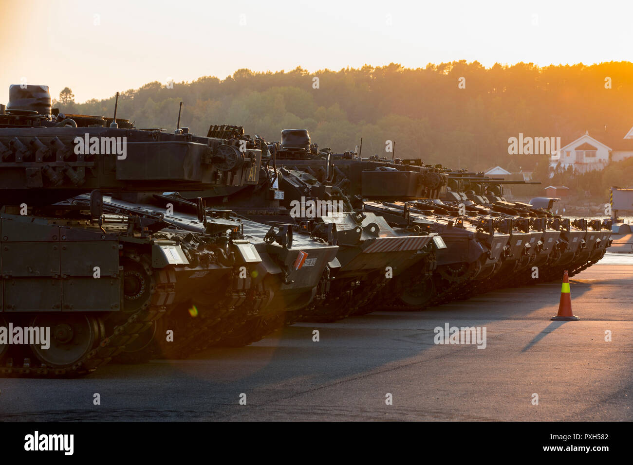 Principale tedesco di carri armati Leopard 2 e la fanteria lottare contro i veicoli Marder su hard stand all'interno dell'area di stoccaggio del porto di Fredrikstad. Esercitazione NATO Trident Frangente in Norvegia, Fredrikstad su 11.10.2018. Foto di Marco Dorow Foto Stock