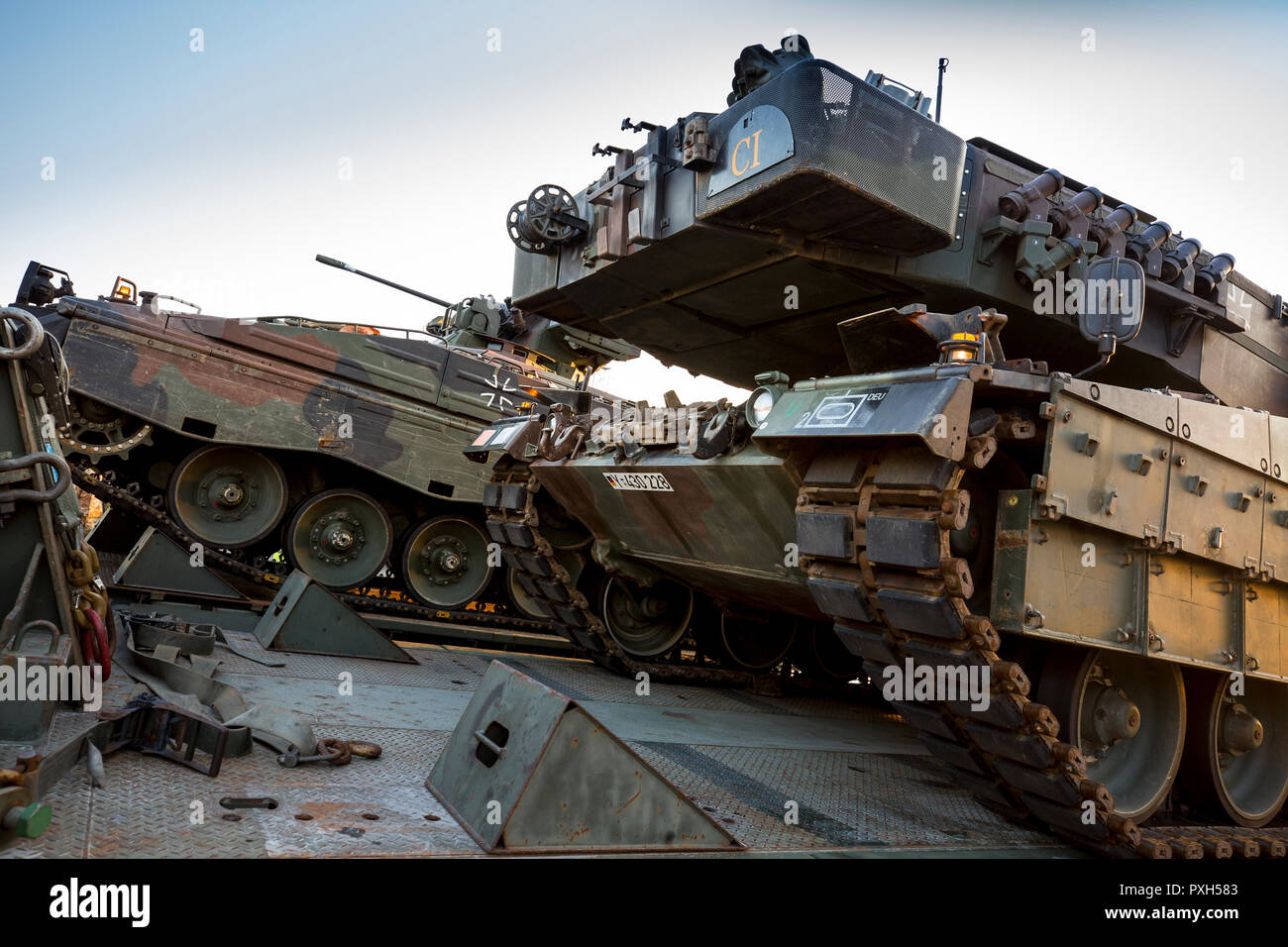 Il tedesco Leopard 2 battaglia principale serbatoio di fanteria di un veicolo da combattimento Marder caricati su un olandese per impieghi pesanti transporter nel porto di Fredrikstad in Norvegia. Esercitazione NATO Trident Frangente in Norvegia, Fredrikstad su 11.10.2018. Foto Stock