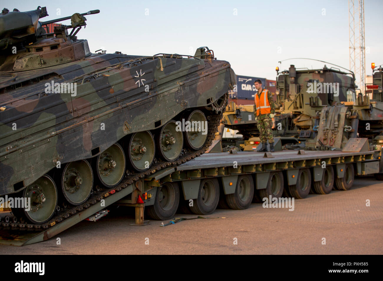 Il caricamento di un tedesco di fanteria veicolo da combattimento Marder su un olandese per impieghi pesanti transporter nel porto di Fredrikstad in Norvegia. Esercitazione NATO Trident Frangente in Norvegia, Fredrikstad su 11.10.2018. Foto di Marco Dorow Foto Stock