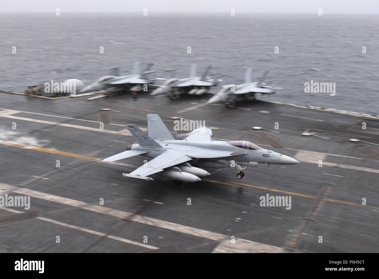 181019-N-MQ631-0111 Mare di Norvegia (ott. 19, 2018) Un F/A-18E Super Hornet assegnato all'Sunliners di Strike Fighter Squadron (VFA) 81 atterra sul ponte di volo a bordo della Nimitz-class portaerei USS Harry Truman (CVN 75). Per la prima volta in quasi 30 anni, negli Stati Uniti una portaerei è entrato nel Circolo Polare Artico. Accompagnata da selezionare le navi provenienti da Carrier Strike gruppo (CSG) 8, Harry Truman ha viaggiato a nord per dimostrare la flessibilità e la tenacità di U.S. forze navali attraverso high-end di addestramento di guerra regionale con gli alleati e partner. (U.S. Navy foto di comunicazione di massa speci Foto Stock