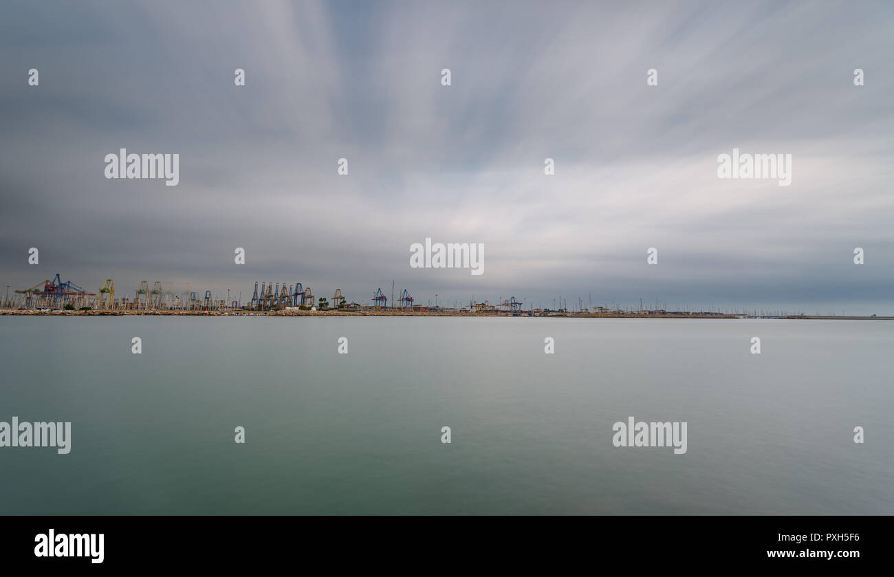 Dock commerciale ultra lunga esposizione in prossimità di acqua Foto Stock