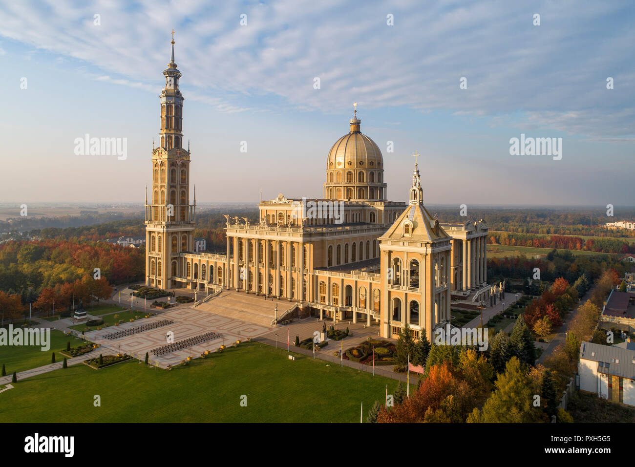 Santuario e Basilica della Madonna di Licheń nel piccolo villaggio Lichen. La più grande chiesa in Polonia, uno dei più grandi del mondo Foto Stock