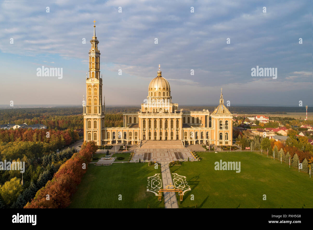 Santuario e Basilica della Madonna di Licheń nel piccolo villaggio Lichen. La più grande chiesa in Polonia, uno dei più grandi del mondo Foto Stock