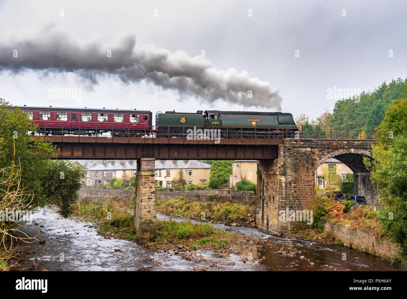 Città di pozzetti Bulleid locomotiva a vapore atI Brooksbottom viadotto sulla East Lancashire Railway autunno vapore weekend di gala Ott xix / 22nd. Foto Stock