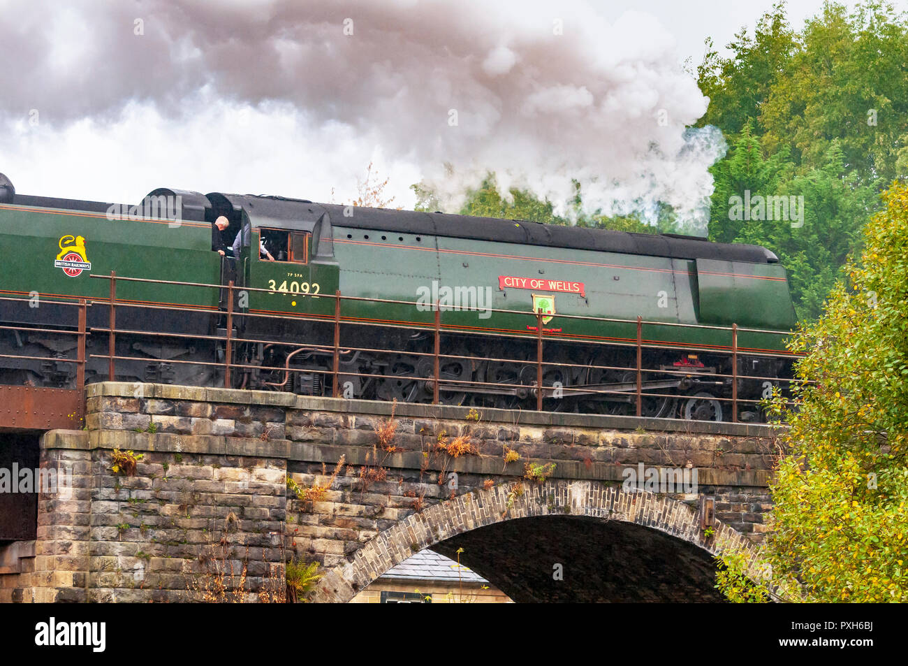 Città di pozzetti Bulleid locomotiva a vapore atI Brooksbottom viadotto sulla East Lancashire Railway autunno vapore weekend di gala Ott xix / 22nd. Foto Stock