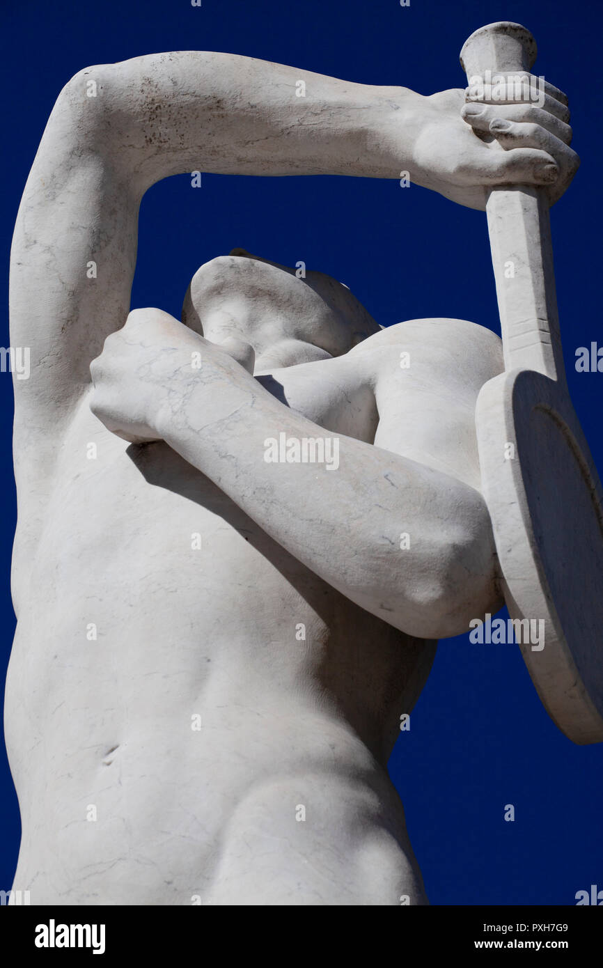 Statua in marmo di un giocatore di tennis allo Stadio dei Marmi nel Foro Italica, Roma. Foto Stock