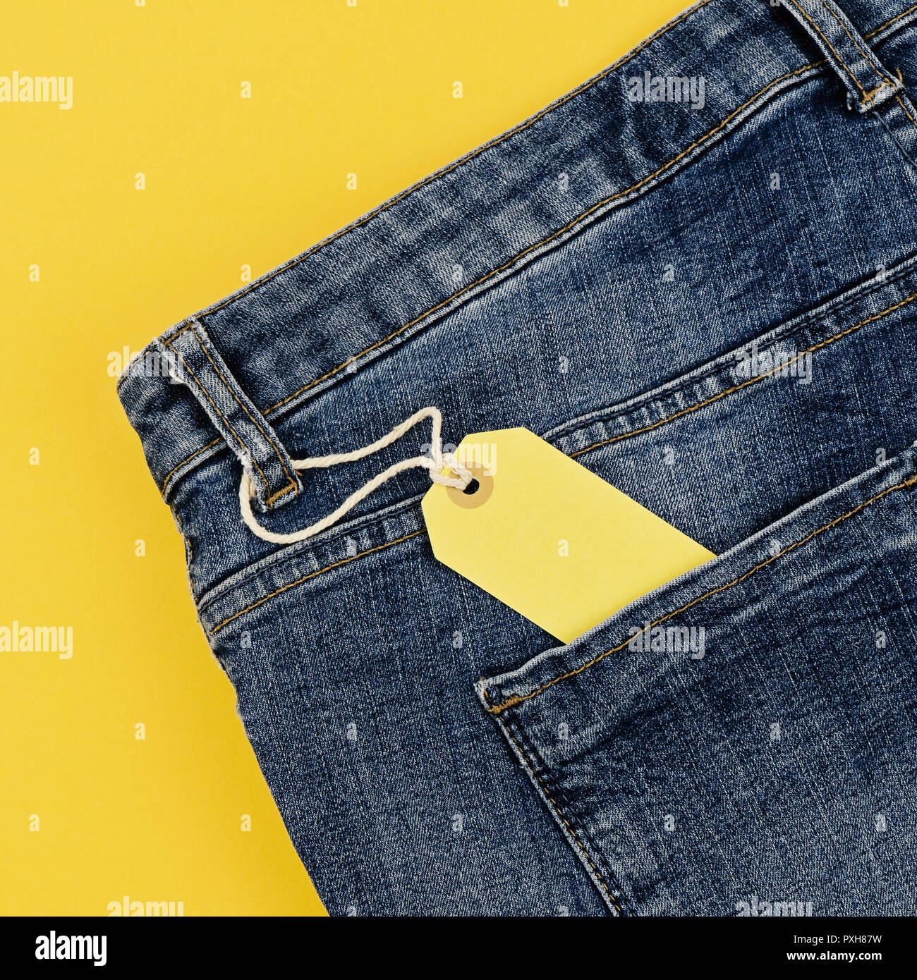 Concetto di vendita Venerdì nero e cyber lunedì sconti tag con jeans blu  pastello su sfondo giallo. Spazio di copia, piana, laici formato quadrato  Foto stock - Alamy