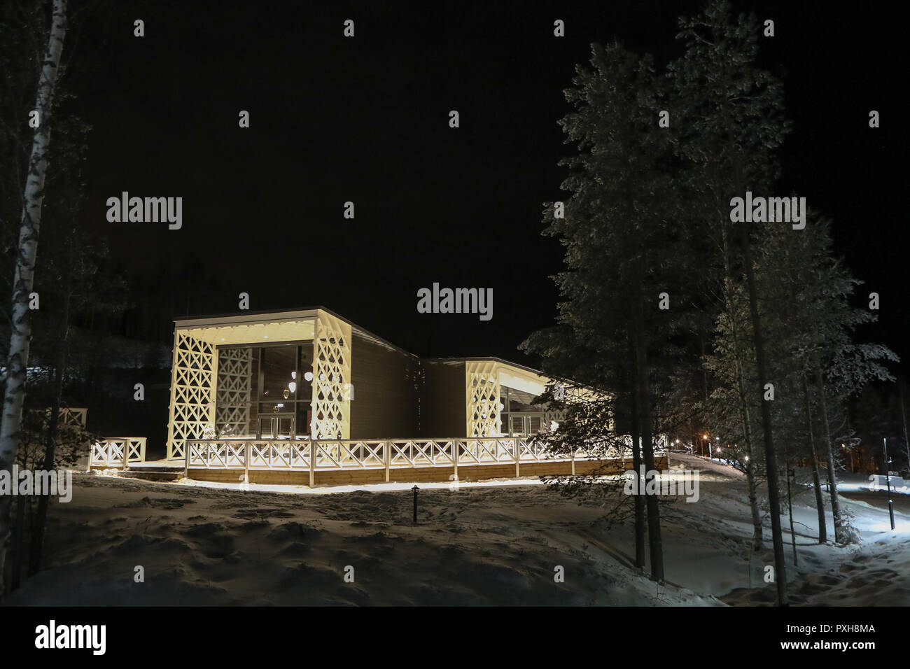 Una vista generale dell'Artic Treehouse hotel in Rovaniemi, Finlandia. Rovaniemi è il capoluogo della Lapponia finlandese ed è situato a nord del Circolo Polare Artico, è anche la città natale di ufficiale di Santa Claus. Foto Stock