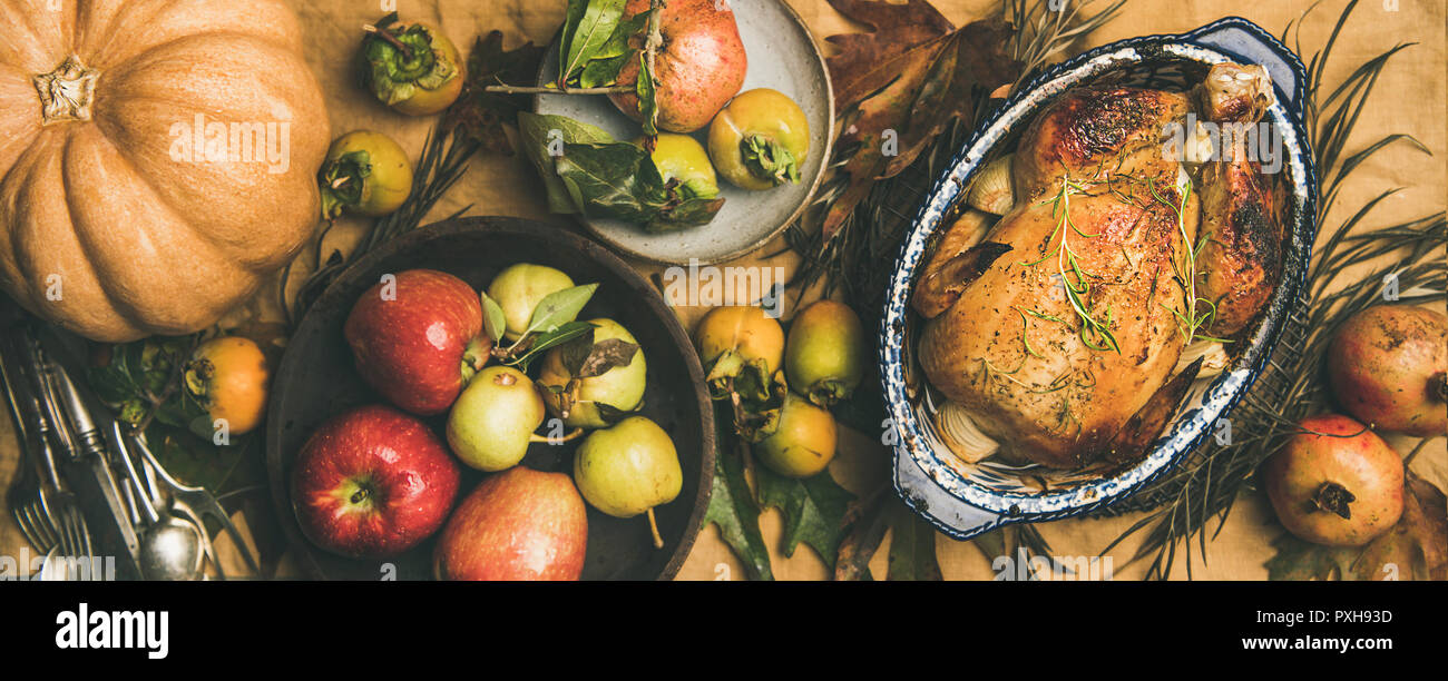 Cena di ringraziamento tabella con arrosti di carne, verdure e frutta Foto Stock