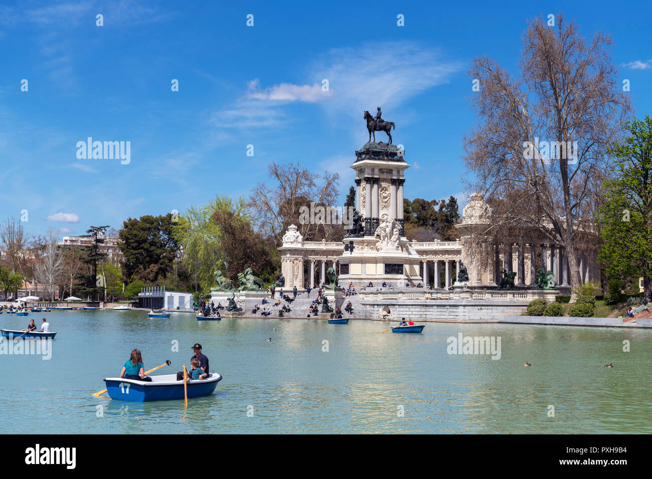 Madrid e El Retiro. Paio di canottaggio sulla Grande Estanque del Retiro con Alfonso XII monumento dietro, Parque del Buen Retiro, Madrid, Spagna. Foto Stock