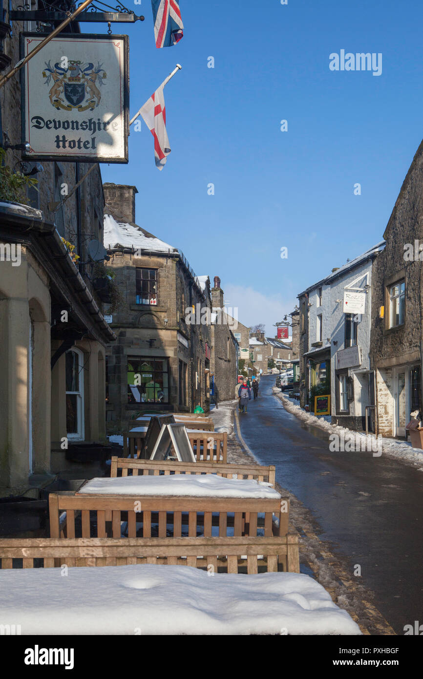 Inverno vista della strada principale di Grassington, North Yorkshire dopo la neve Foto Stock