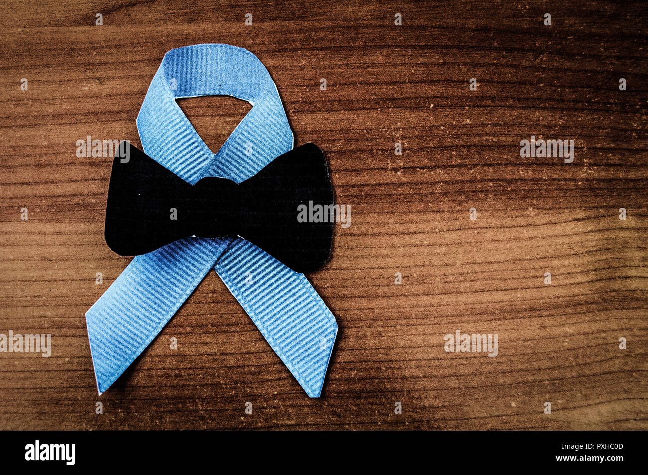Blue novembre, il cancro della prostata awarenes mese poster, nastro di colore blu su sfondo di legno Foto Stock