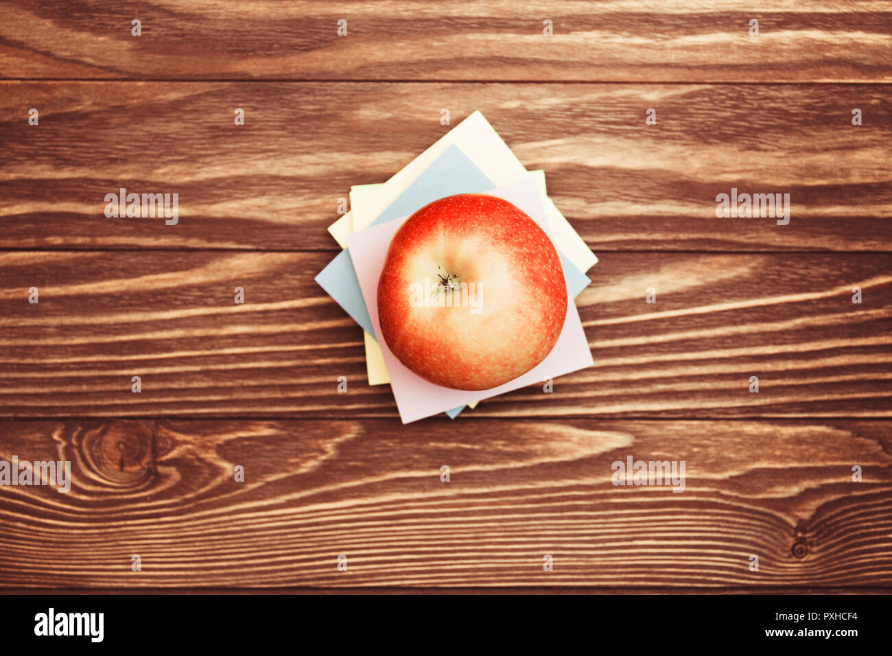 Apple e adesivi su sfondo di legno con spazio copia vista dall'alto. Foto Stock