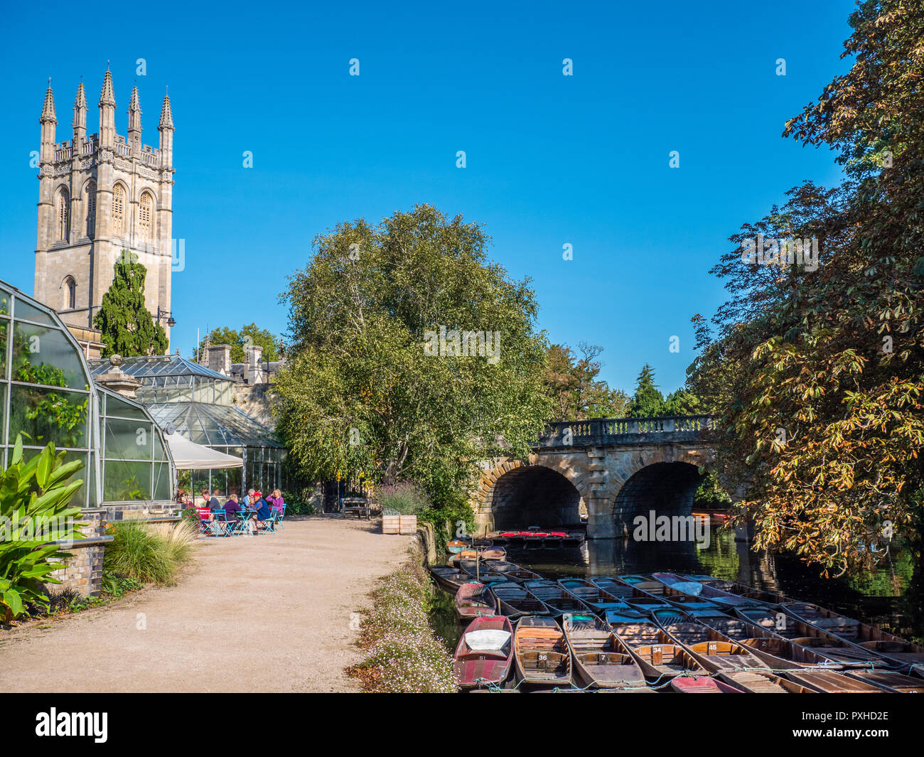 Magdalen Tower, bere il tè, fiume Cherwell, Sterline, Magdalen Bridge, University of Oxford Botanic Garden, Oxford, Oxfordshire, England, Regno Unito, GB. Foto Stock