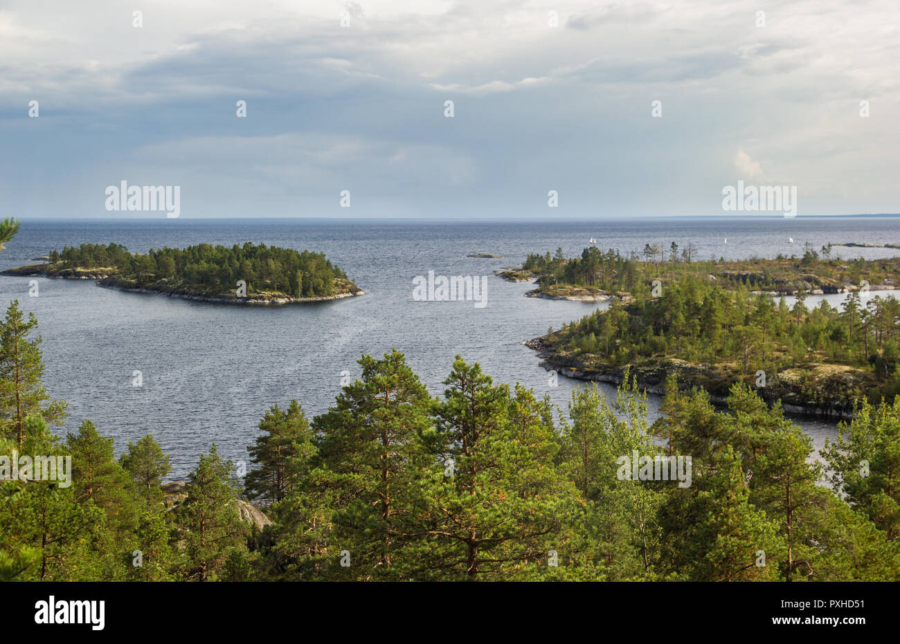 Il lago Ladoga Skerries Carelia Russia vele e isole paesaggio autunnale Foto Stock