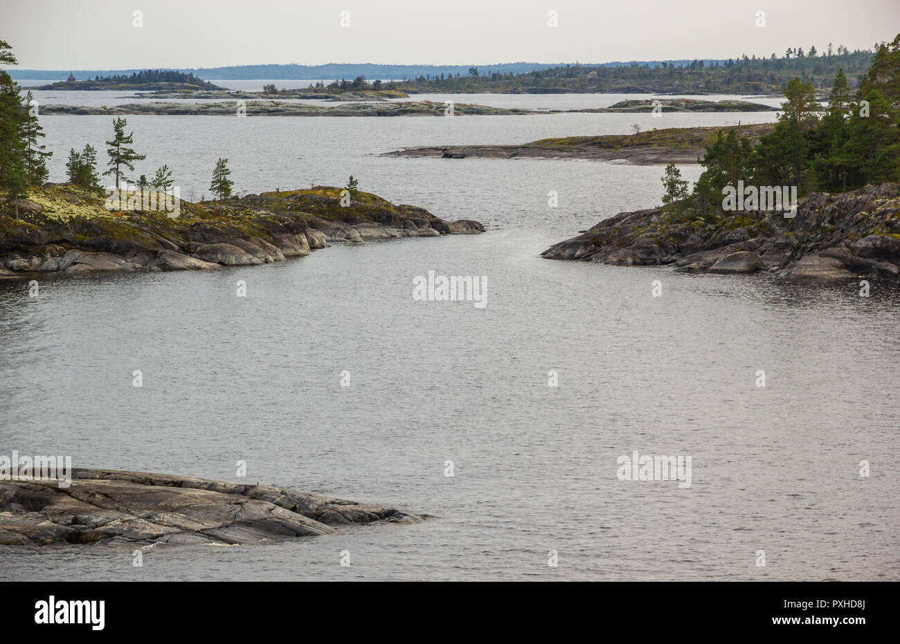 Il lago Ladoga Skerries Carelia Russia Isole di pietra paesaggio di autunno Foto Stock