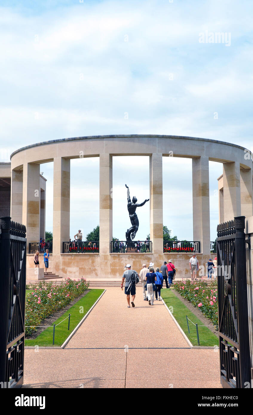 Cimitero americano di Colleville-sur-Mer. Memoriale per i soldati americani da (WW2). Antenati provenienti per mostrare il loro rispetto per gli antenati. Foto Stock