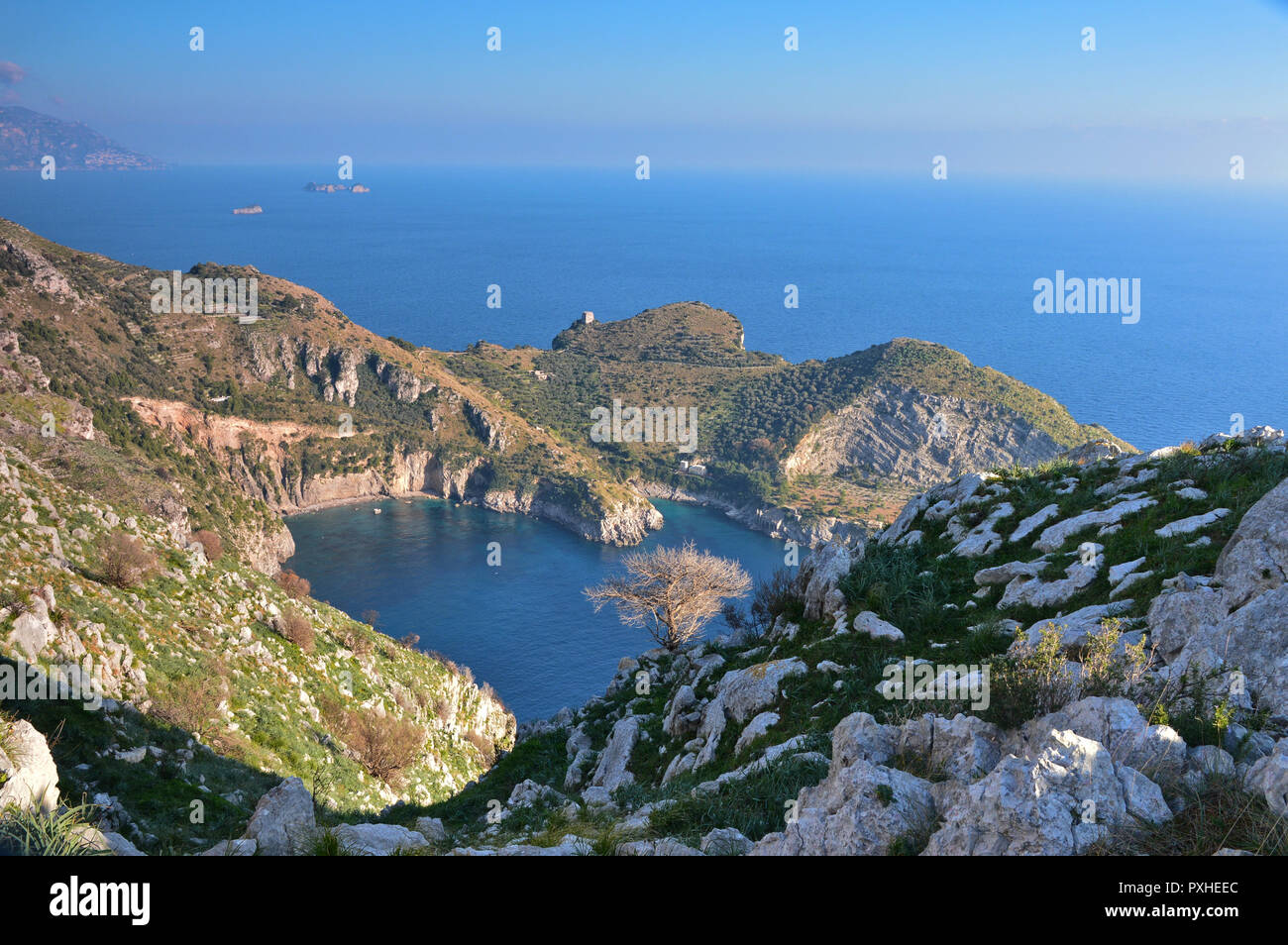 A volte la natura assume forme che ci sorprende. Nella foto si vede la Baia di Ieranto, in Italia, nella regione Campania. Foto Stock