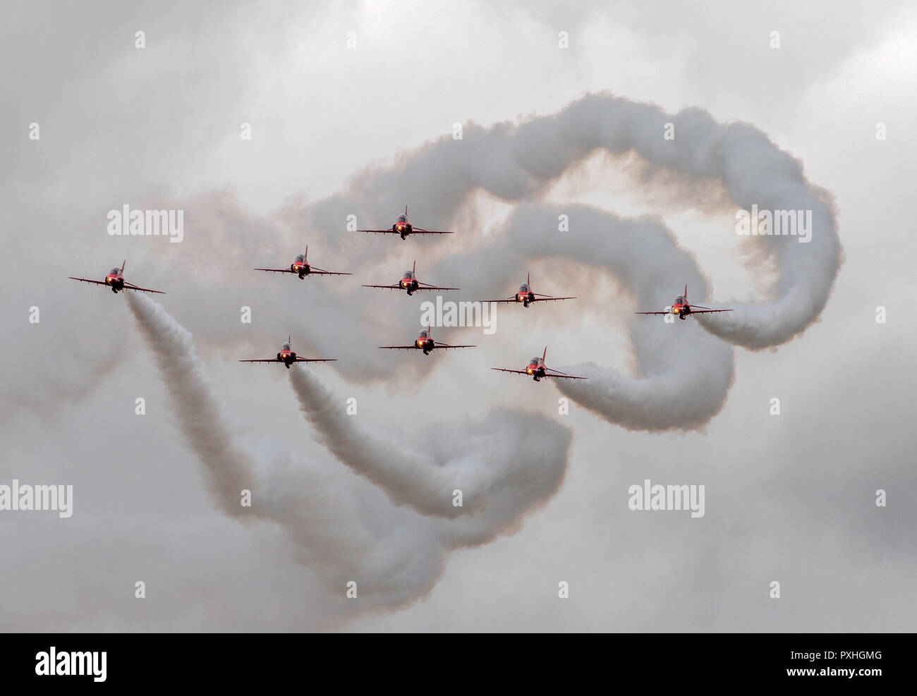 Nove le frecce rosse Royal Airforce aerobatic team display con emissione di fumo bianco sentieri in volo sopra il castello di Highclere, Berkshire, Inghilterra Foto Stock