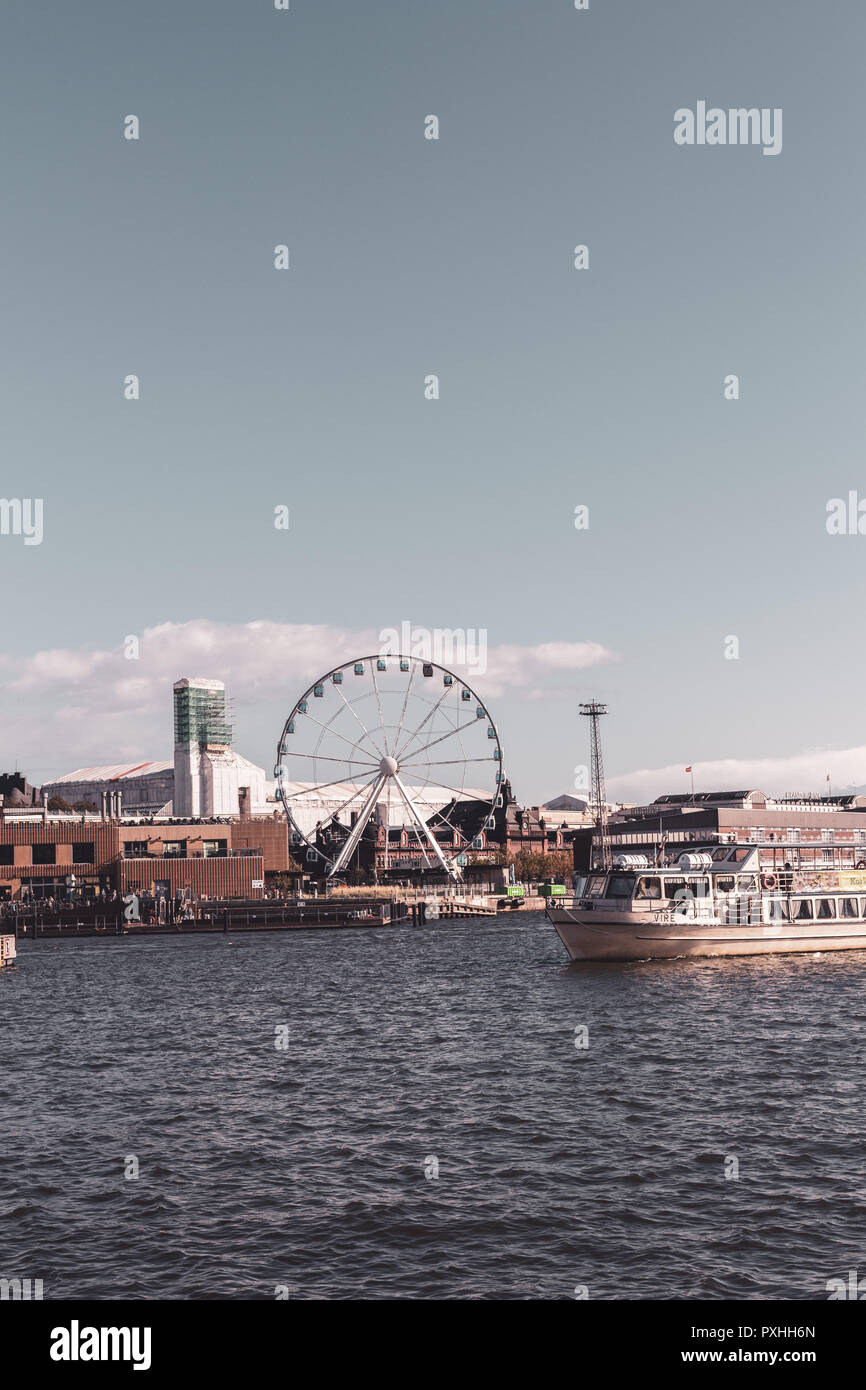 Hafen Helsinki Finlandia mit Riesenrad Foto Stock