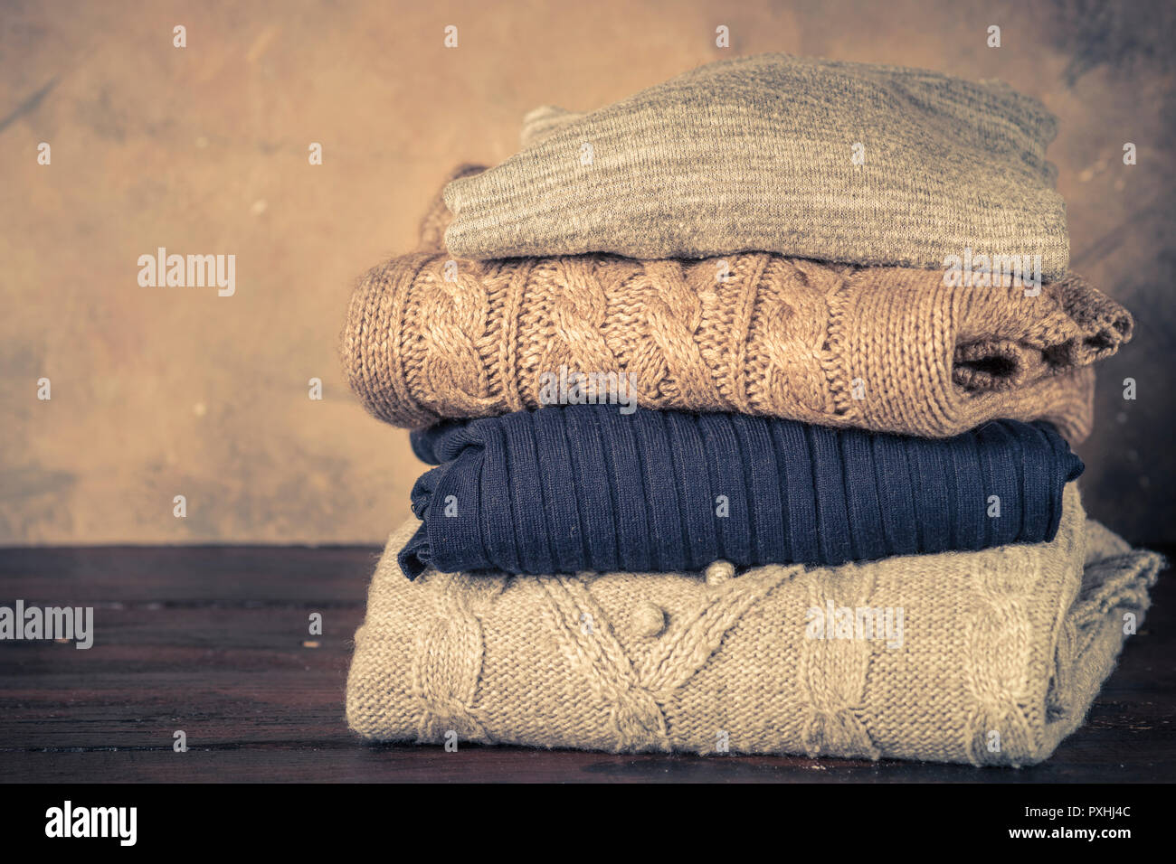 Pila di accogliente panni di lana. Foto Stock