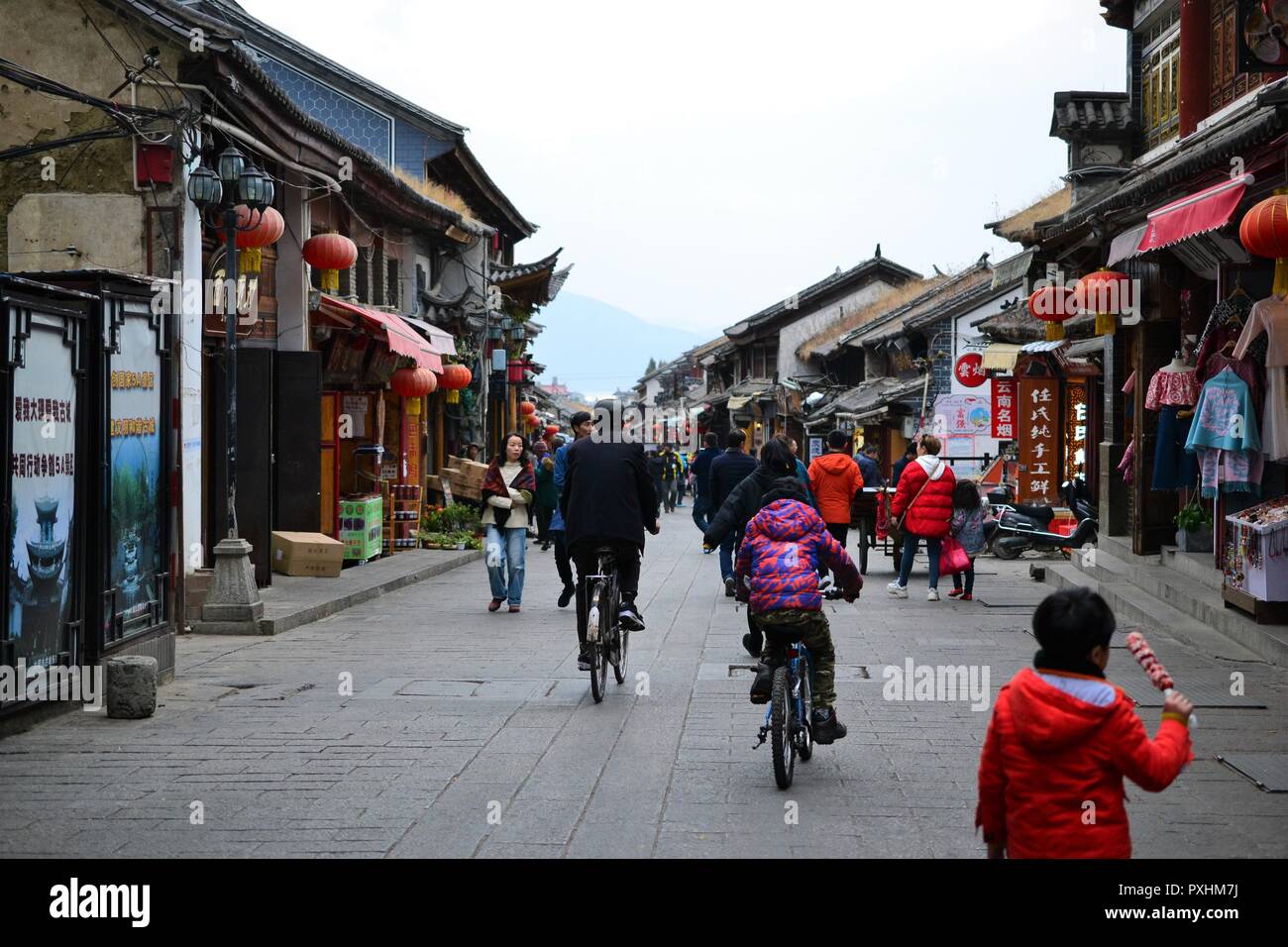 Città antica di Dali, Yunnan in Cina - vedute della strada e parchi, templi, architettura cinese tradizionale e la vita Foto Stock