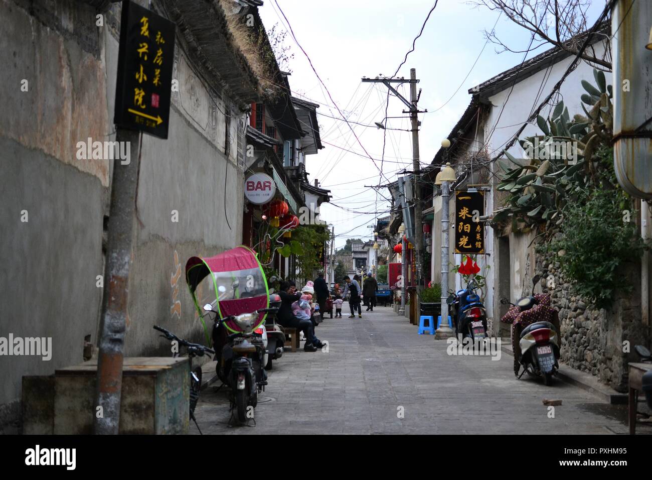 Città antica di Dali, Yunnan in Cina - vedute della strada e parchi, templi, architettura cinese tradizionale e la vita Foto Stock