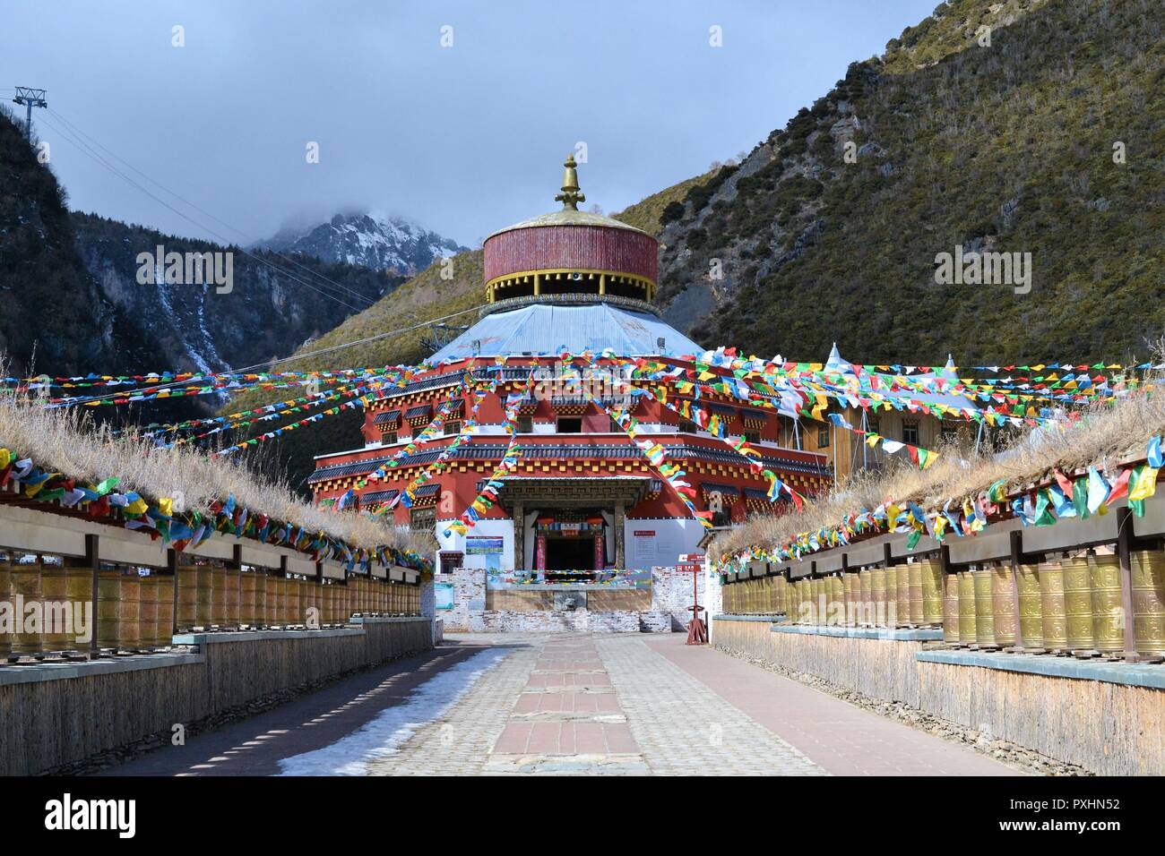 Colorati bandiere buddista a Shika Neve Montagne in Shangri La, Zhongdian, Xianggelila, Yunan, Cina. Foto Stock