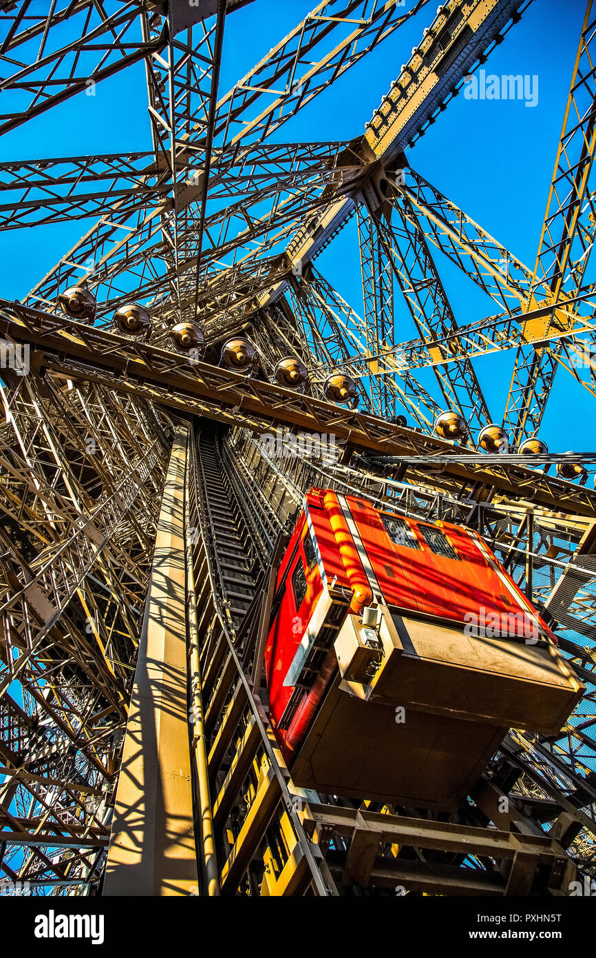 Parigi, Francia. Un ascensore nella Torre Eiffel, con un manichino di  grandi dimensioni come il suo 'Operatore' Foto stock - Alamy