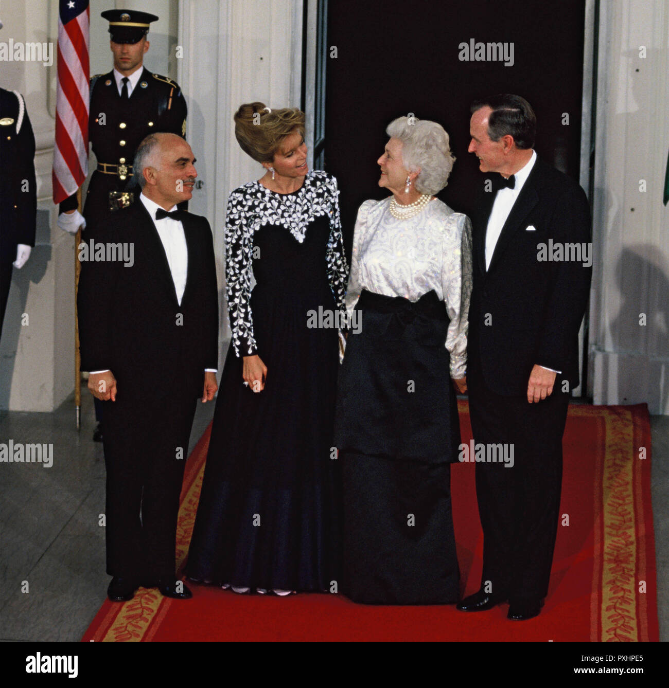 Washington, DC 1989/04/01 Presidente H.W. Boccola boccola (41), e Re Hussein di Giordania. Una sessione fotografica presso il portico settentrionale della casa bianca prima di una cena di stato. (Da sinistra a destra: Re Hussein, la Regina Noor di Giordania, Barbara Bush Presidente H.W. Bush foto di Dennis Brack Foto Stock