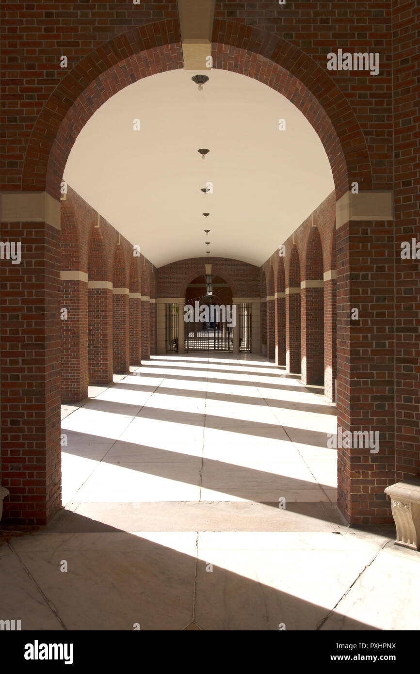 Saratoga Springs Spa parco dello stato. Un passaggio pedonale ingresso al bagno Rosvelt house. Foto Stock