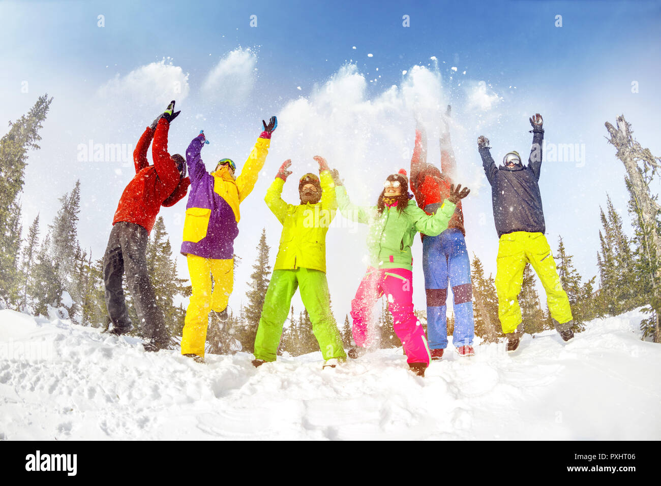 Gruppo di happy amici divertendosi con la neve. Vacanze invernali concetto alla stazione sciistica Foto Stock