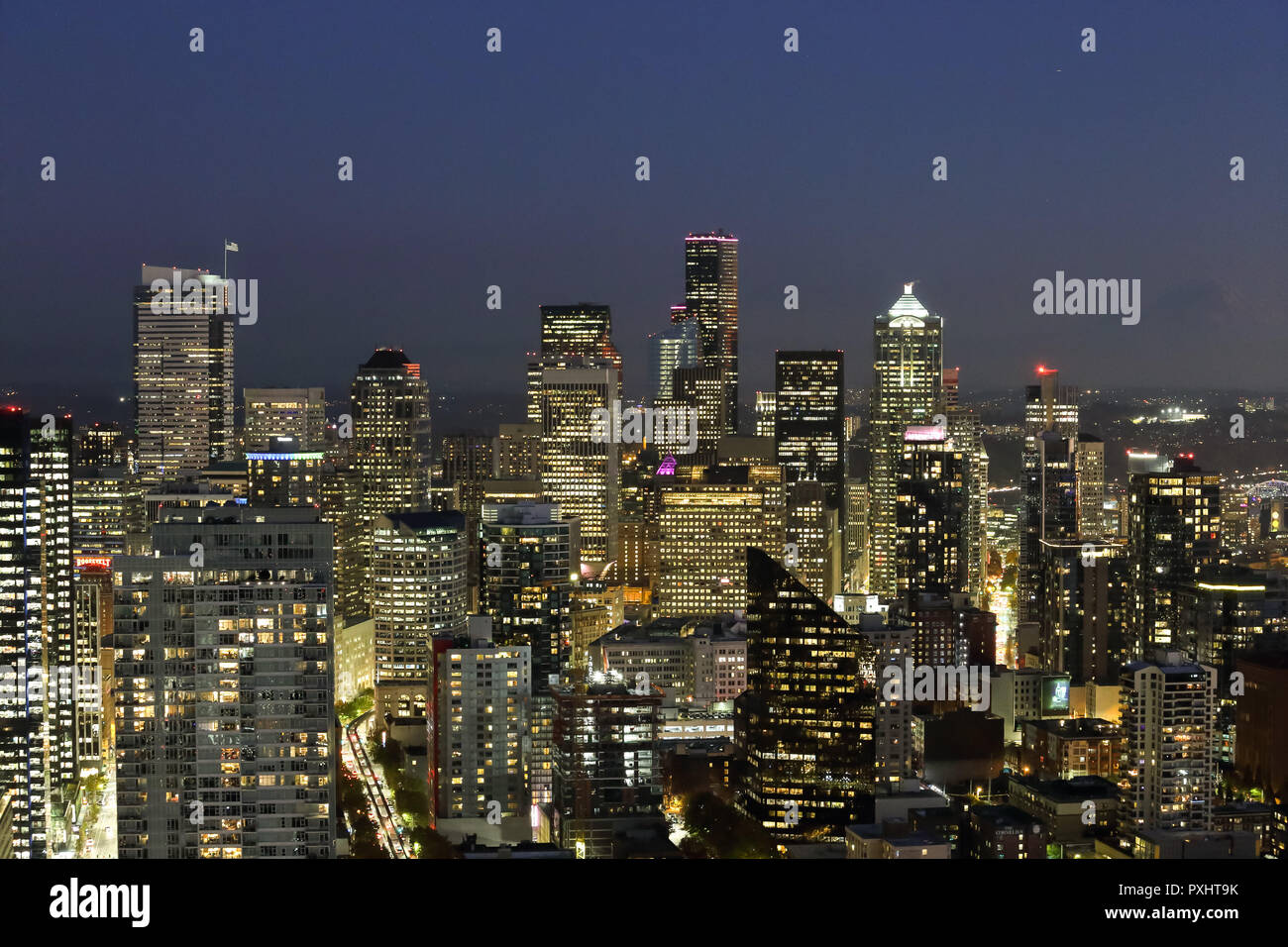 Una veduta della Baia di Elliott e Seattle Downtown Urban Skyline della città edifici Waterfront da Space Needle Foto Stock