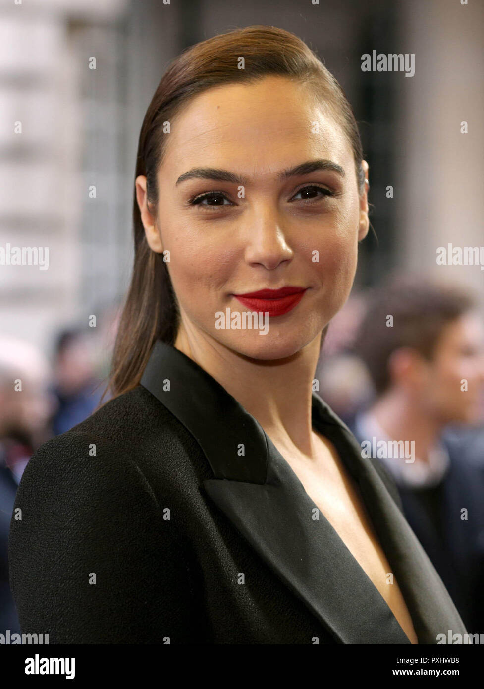 File foto datata 7/4/2016 di Wonder Woman star Gal Gadot, che ha annunciato che il film del sequel del gioco è stato rinviato al 2020. Foto Stock