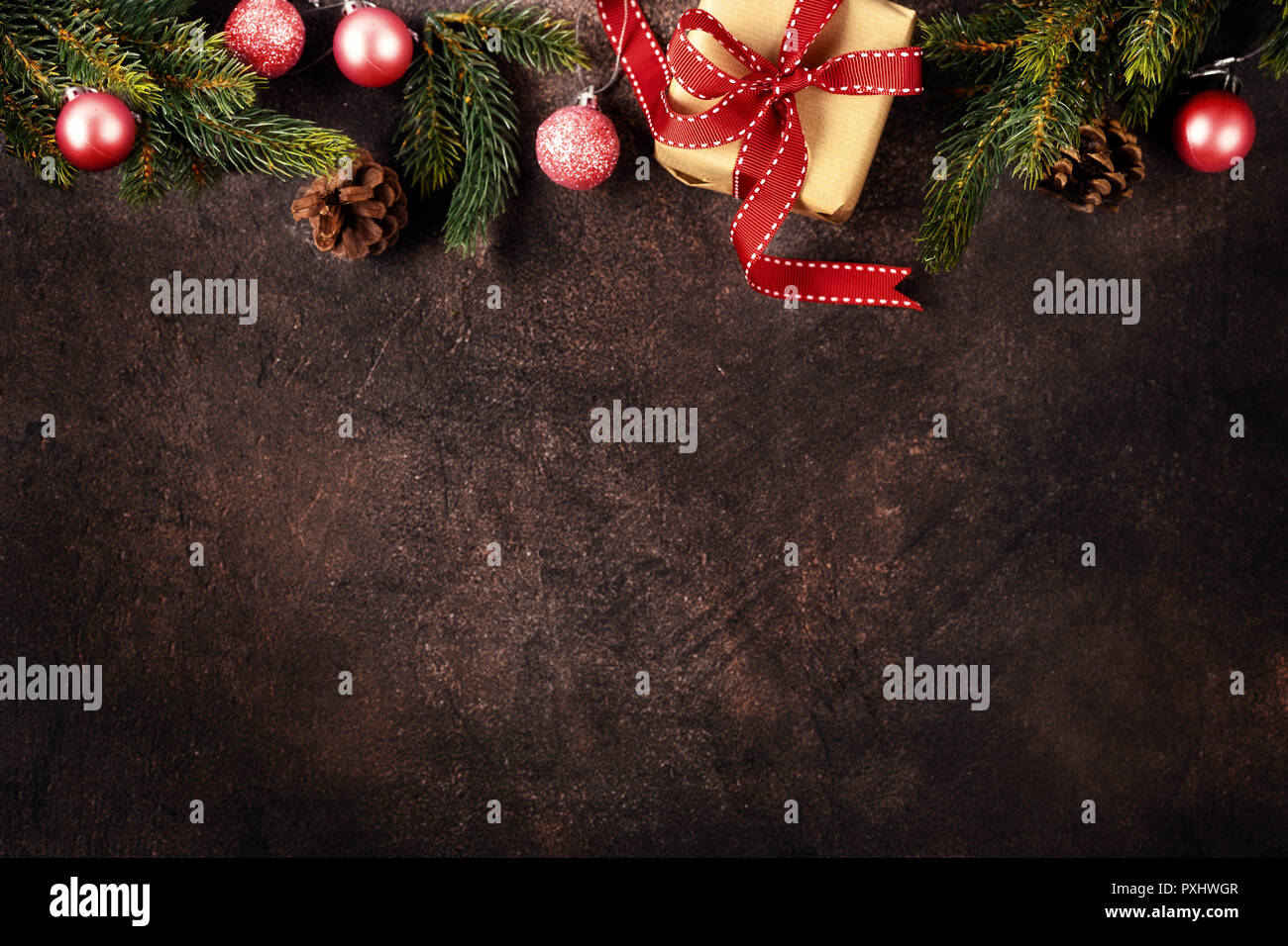 Vista superiore del regalo di Natale e le decorazioni, rendendo bordo superiore. Spazio di copia Foto Stock