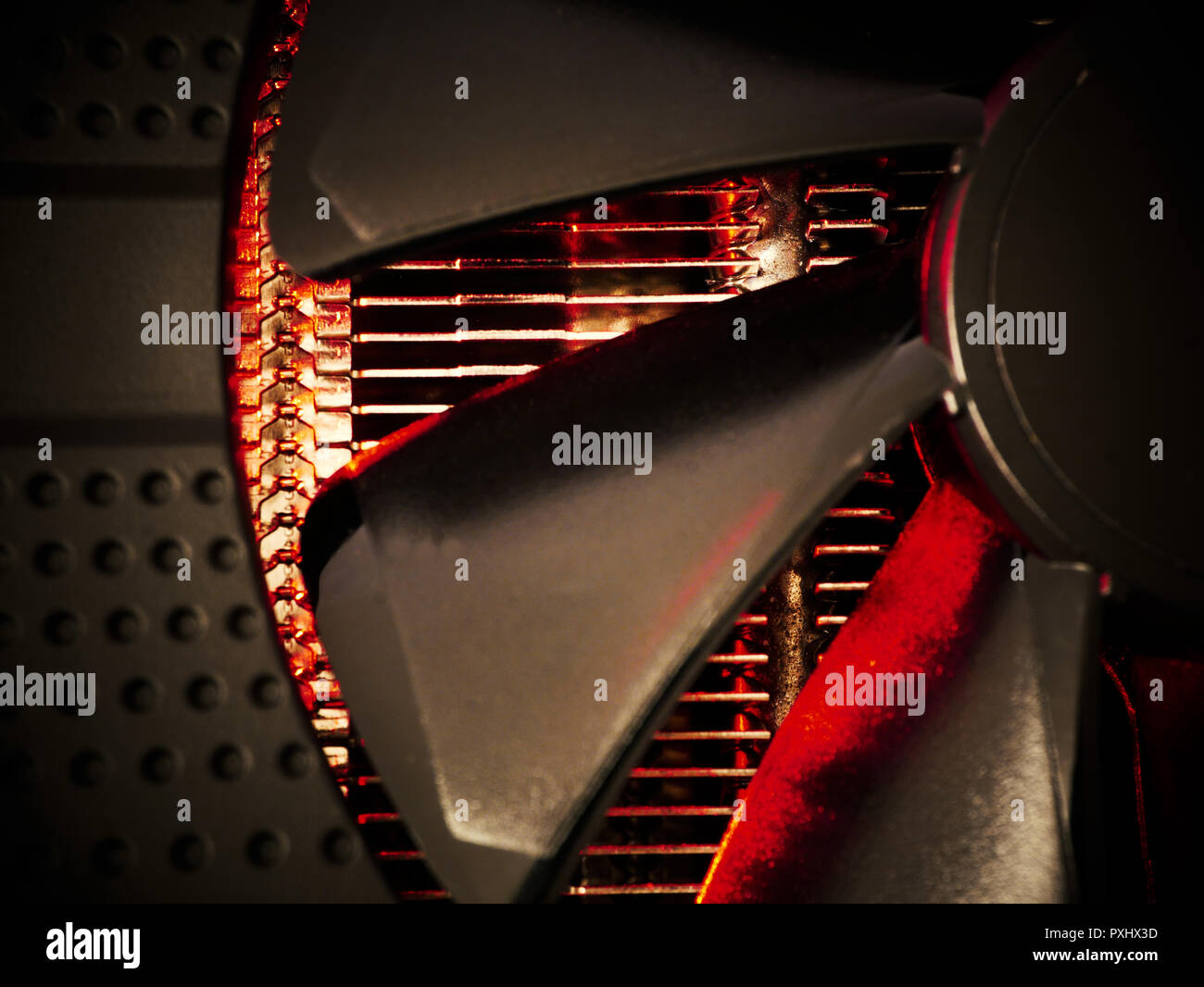 Radiatore caldo e la ventola di raffreddamento e del sistema di elaborazione dati sfondo astratto Foto Stock